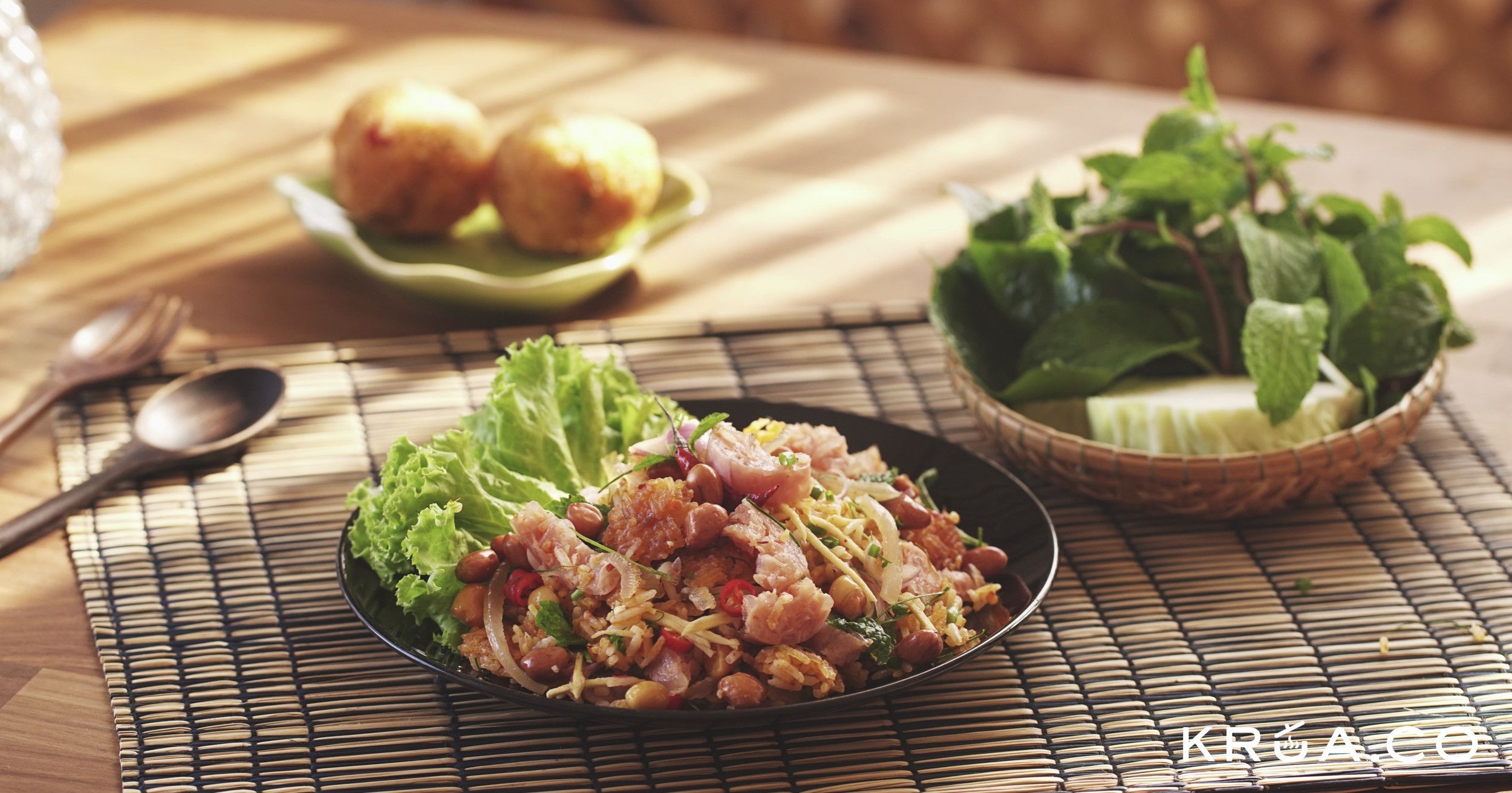 ยำแหนมข้าวทอด by KRUA.CO