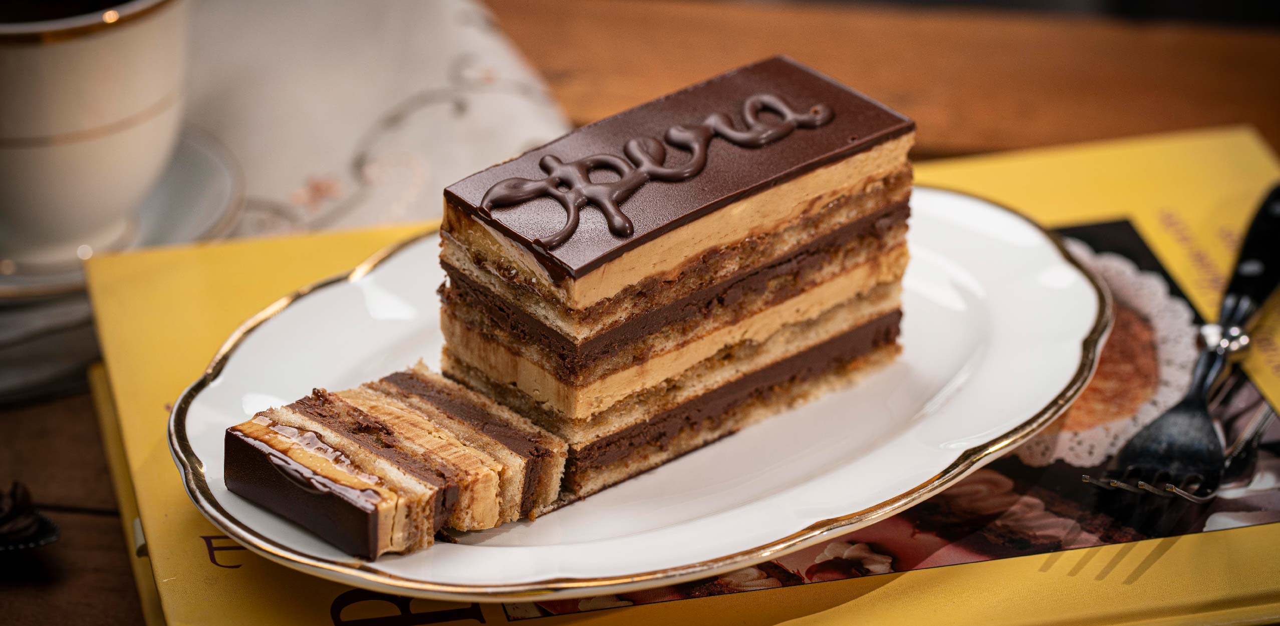 Qora xorozlar mushukning ichiga kiradi